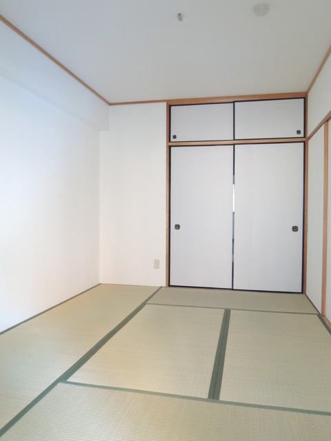 Living and room. It is spacious calm Japanese-style rooms.
