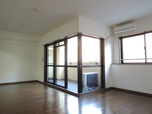 Living and room. Day is a good and bright rooms