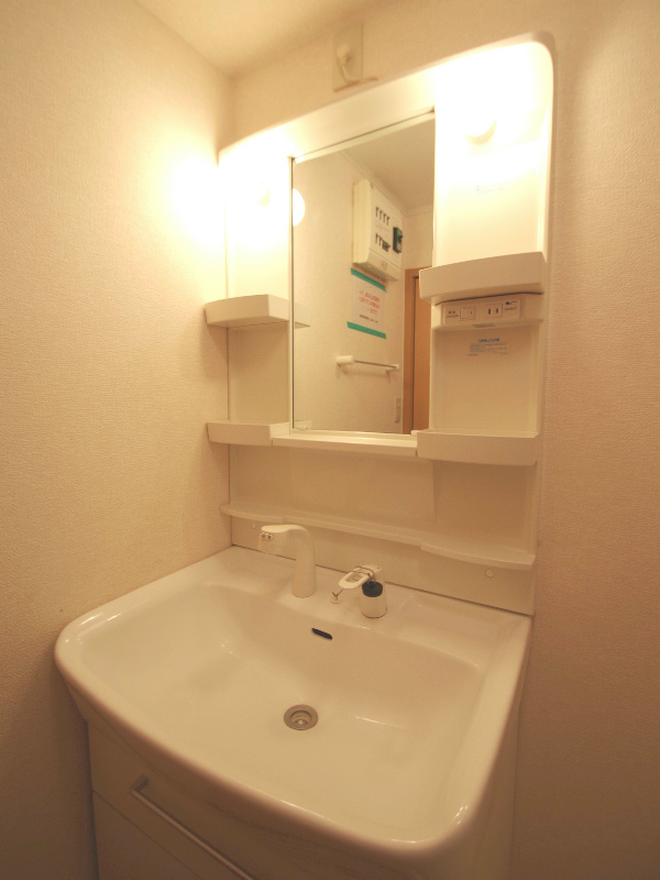 Washroom. Independent wash basin with a shower!