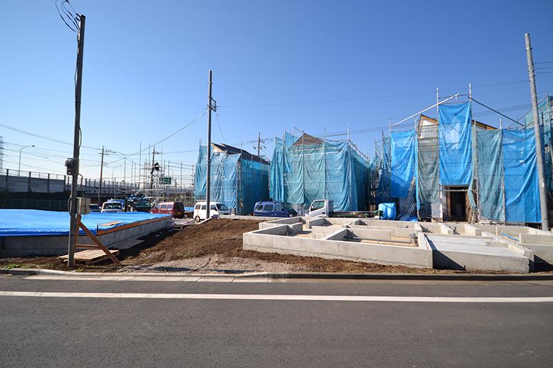 Local photos, including front road. Local (December 2013 shooting) has been completion of framework! February 2014 All building scheduled for completion. 