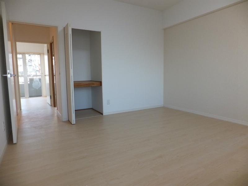 Non-living room. Indoor (12 May 2013) Shooting