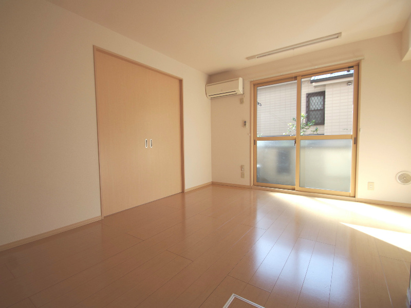 Living and room. 10 Pledge living