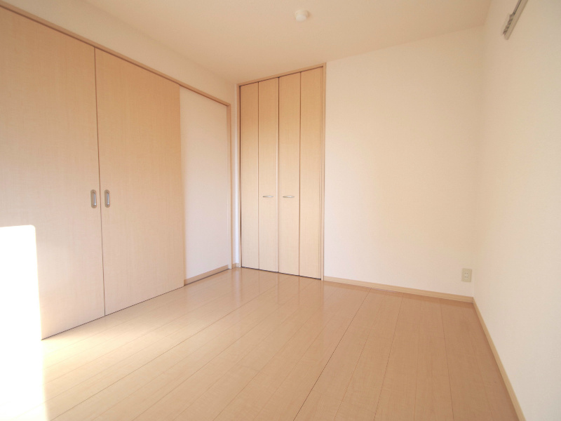 Other room space. 6 Pledge bedroom