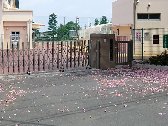 Junior high school. 970m up to municipal sixth junior high school