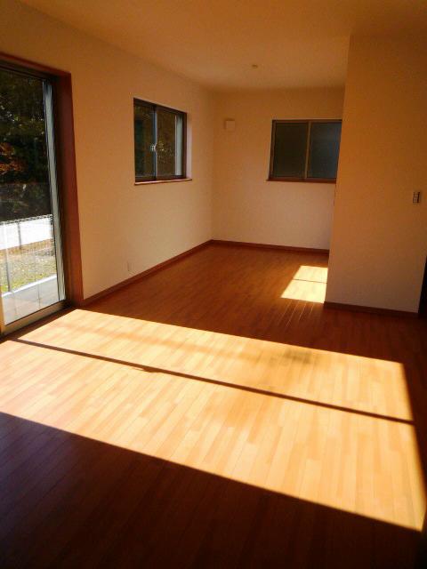 Living. Is a good living dining of hit very positive. S (photo was taken around noon of November. )