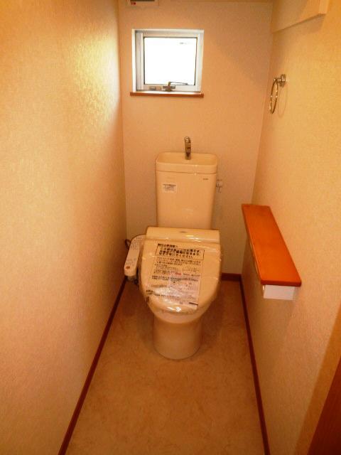 Toilet. Toilet on the first floor, Both second floor is with Uosshuretto.