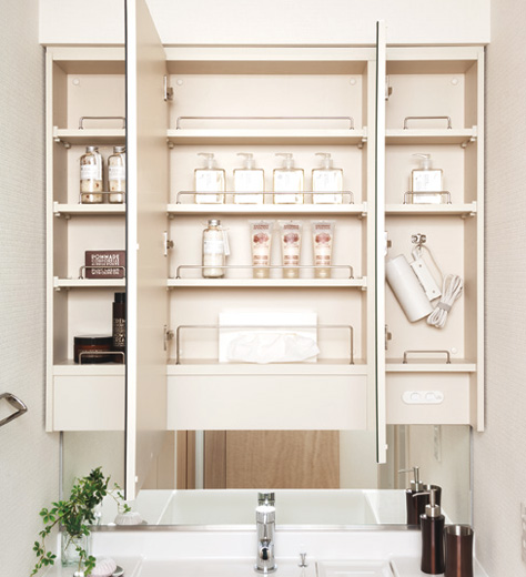 Bathing-wash room.  [Three-sided mirror in which a storage space on the back side of the mirror] The back side of the mirror is the entire storage. Including toiletries, It is convenient to organize, such as cosmetics and hair care products. Use and put away, but you can very well.