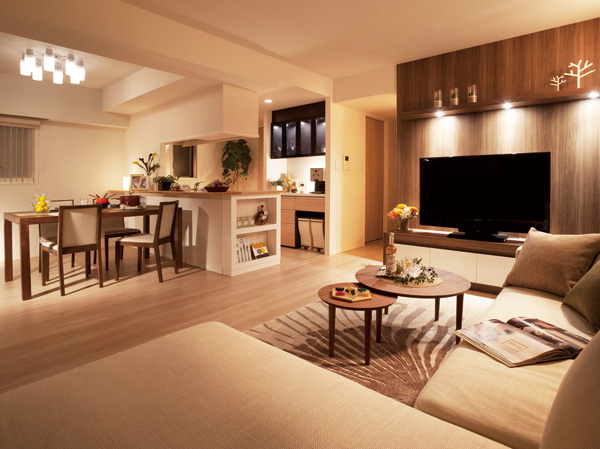 Interior.  [living ・ dining] Appropriate to open location, Bright living space a carefree. Planning and wide opening of the south-facing center will produce a refreshing every day to be enveloped in sunshine.