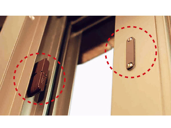 Security.  [Security sensors on the first floor of the windows and entrance door] Installing a security window sensors to the opening of the first floor dwelling unit. If the sensor in the ON to go out and night before, When it is opened and closed intercom is an alarm, It will be reported to the Secom. (Same specifications)