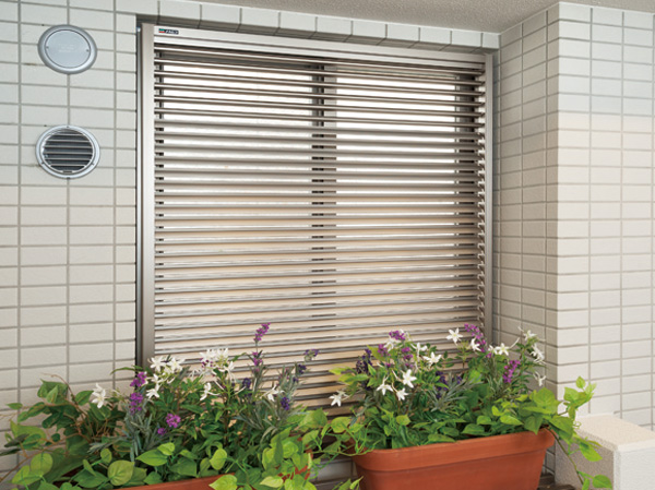 Security.  [Surface lattice of blind sense] It employs a movable louver-type surface grating in the window facing the outside corridor. Through the wind and the light, To reduce the line of sight, Also it has excellent crime prevention. (Same specifications) ※ Except FIX window