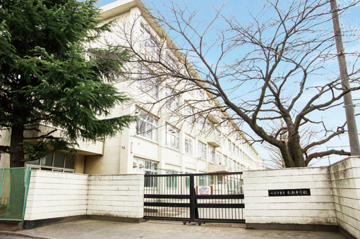 Surrounding environment. Uchikoshi junior high school (8-minute walk / About 620m)