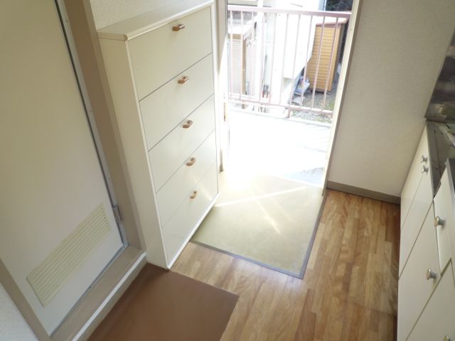 Entrance. Entrance clean with a shoebox