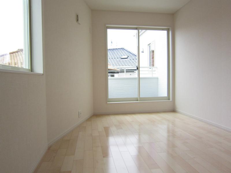 Non-living room. Space bathed in bright light from the south