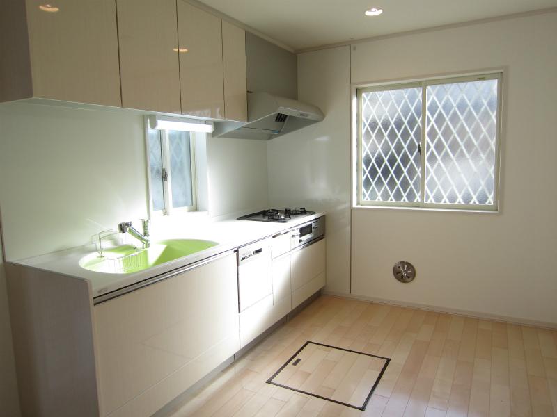 Kitchen. Support a busy mom with a dishwasher