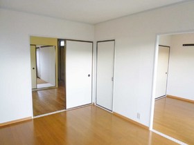 Living and room. South-facing Western-style 6 Pledge