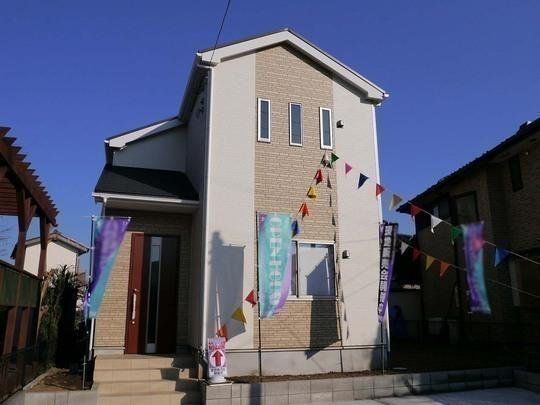 Local appearance photo. There are also three parallel car space in the large site of 54 square meters. Solar power generation systems equipped with housing. You accustomed to you live as soon as per completed already.