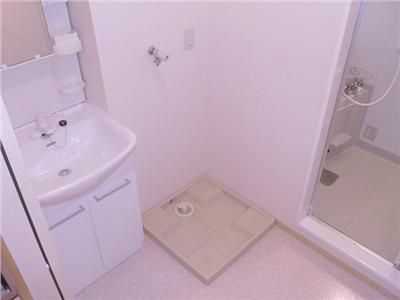 Washroom. It is a convenient independent wash basin in the morning.