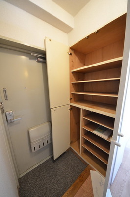 Receipt.  ☆ Fully-equipped shoe box storage ☆