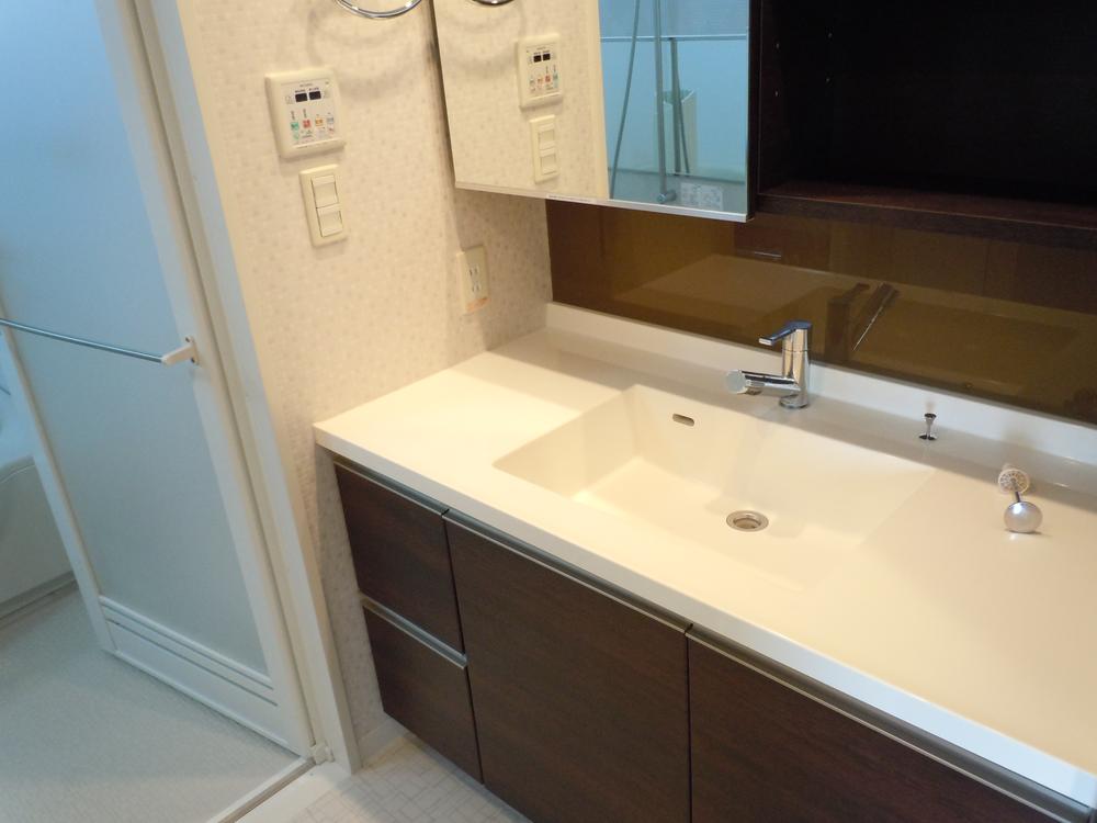 Wash basin, toilet. Wide wash basin is popular with women ☆