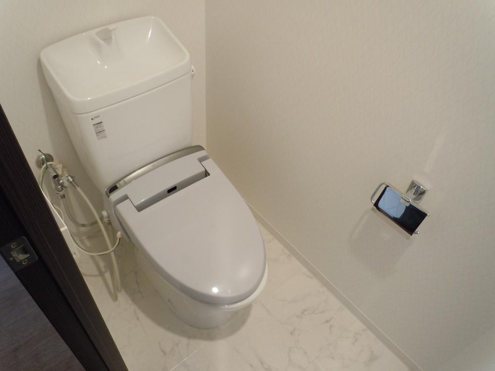 Toilet. Water around is already cleaning ☆