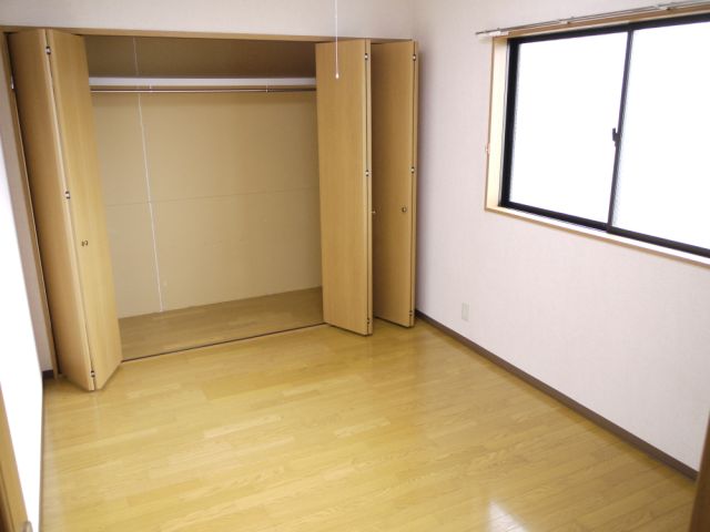 Receipt. Large closet boasts. 