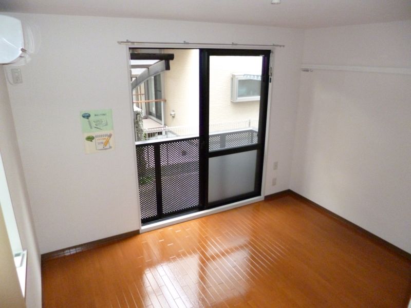 Living and room. You can you live comfortably in 6 Pledge of rooms.