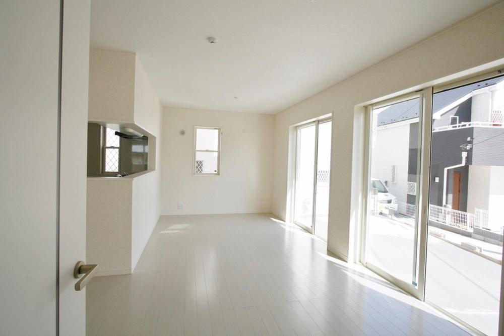 Living. Good per positive living, White flooring and doors and wooden frame has created a brighter image. Indoor (12 May 2013) Shooting