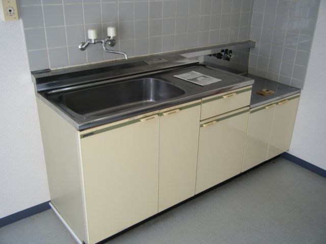 Kitchen. Two-burner gas stove can be installed