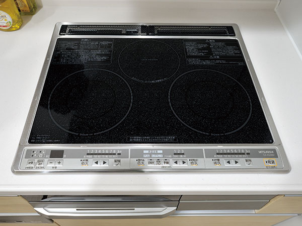 Kitchen.  [Combination IH] Equipped with a combination of IH Rajientohita that can be used in choosing the IH heater and pot. Since it is with a two-sided grill, It spreads the width of the cuisine.  ※ IH heater is equipped with deep-fried food temperature setting.