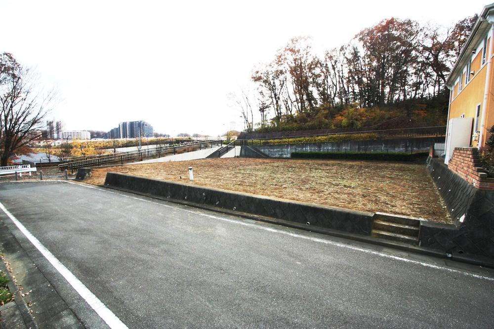 Local photos, including front road. Local (12 May 2013) Shooting