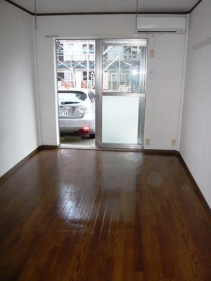 Living and room. In southeast angle room and two-sided lighting, It is also sunny on the first floor