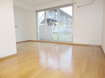 Living and room. ☆ Bright, warm room ☆