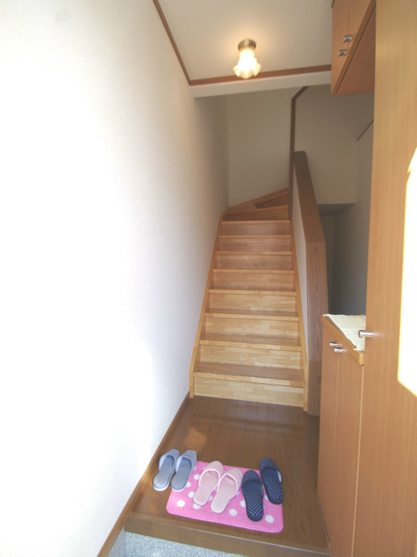 Entrance. Thor type of shoebox, Entrance of some stairs storage atrium!