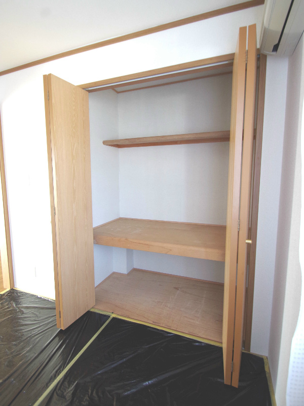 Receipt. Storage space is located in the whole room!