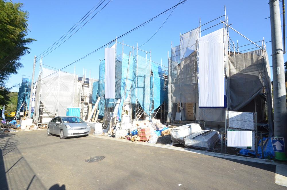 Local photos, including front road. Parking is also a breeze because the front road wide ☆