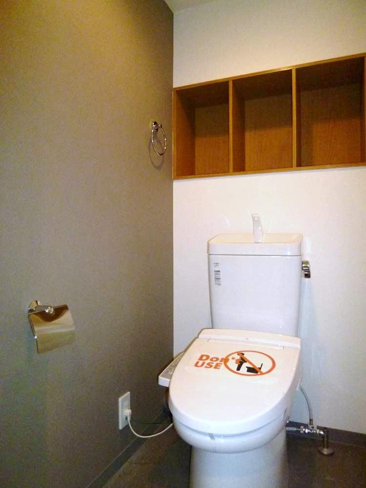 Toilet. □ ■ Hot water cleaning function with toilet seat ■ □