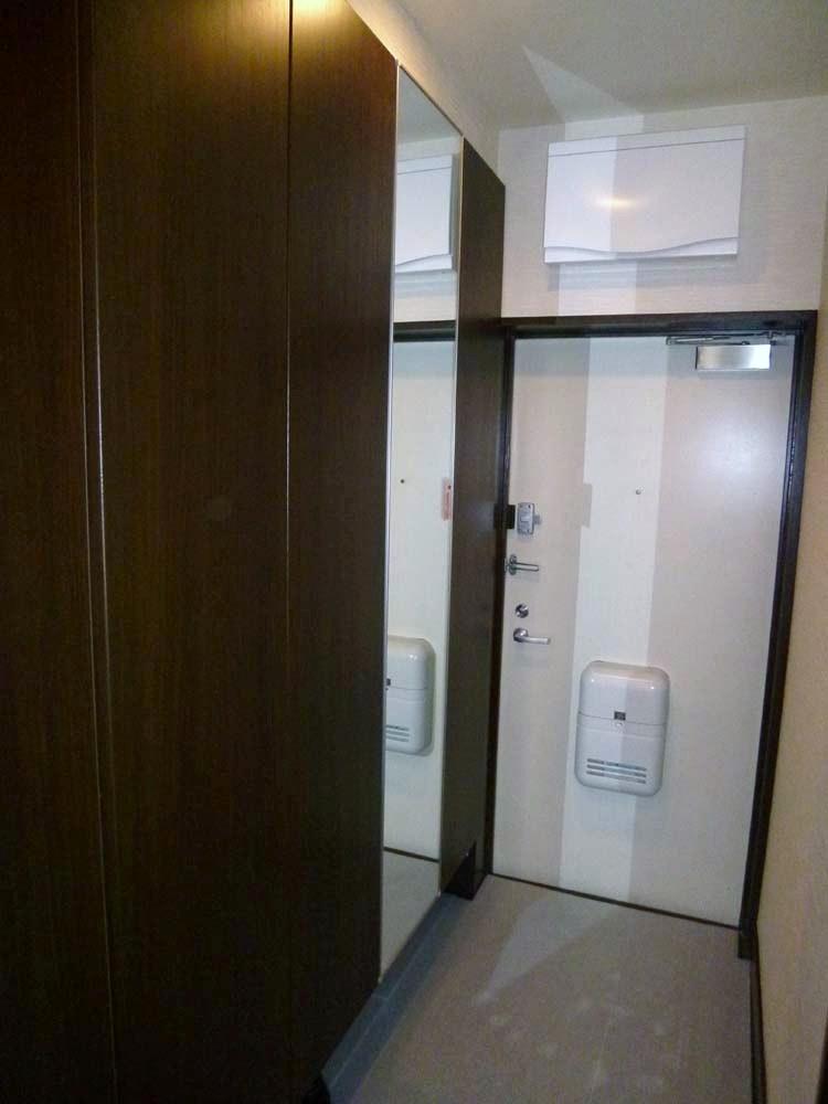 Entrance. □ ■ Large front door storage ■ □