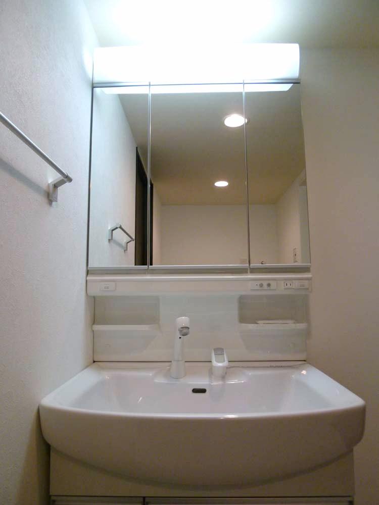 Wash basin, toilet. □ ■ Kagamiura storage type three-sided mirror □ ■