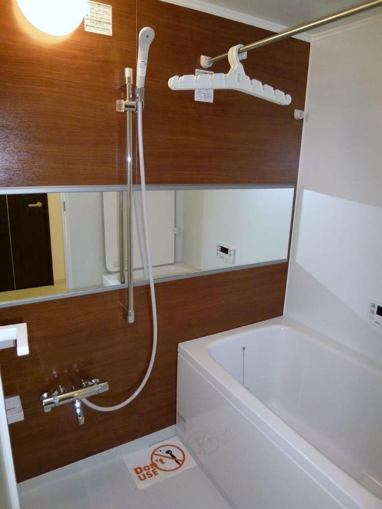 Bathroom. □ ■ Add-fired function ・ With bathroom dryer ■ □ Your laundry worry on a rainy day in the bathroom dryer In add 炊 function, The whole family is tired in the warm bath.