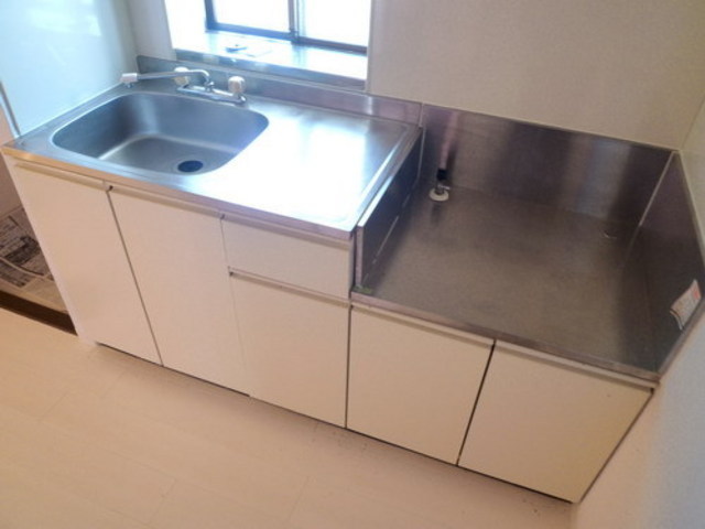 Kitchen. Pat dishes spacious kitchen