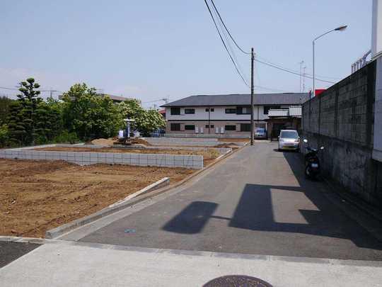 Local photos, including front road. Super within walking distance in a quiet residential area ・ Many living environment and commercial facilities drugstore is also good. It has become a fully-equipped building.