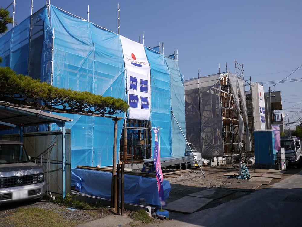 Local appearance photo. There are two even car space in many convenient environment shopping street in the neighborhood in a quiet residential area. 