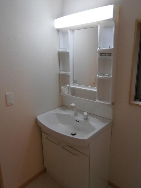 Wash basin, toilet. Shampoo three-sided mirror vanity with dresser