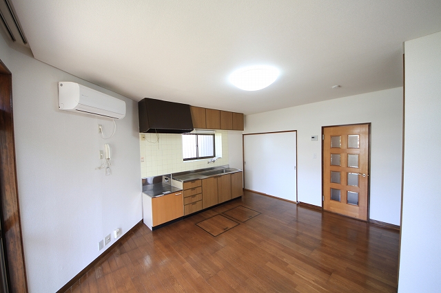 Living and room. Spacious 10 Pledge