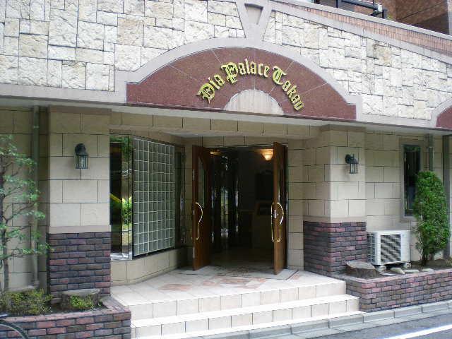 Entrance. Common areas