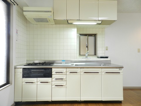 Kitchen. 3-neck gas system Kitchen