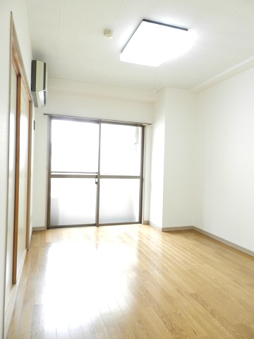 Living and room. Western-style 6 Pledge