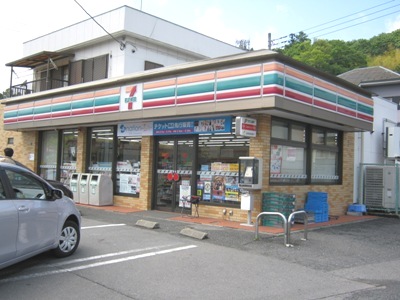 Convenience store. 800m to Seven-Eleven (convenience store)
