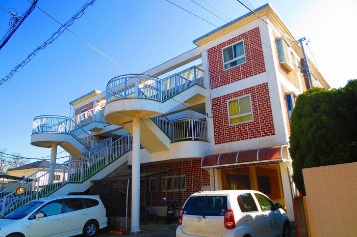 Building appearance. Complete photo