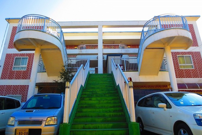 Building appearance. Complete photo